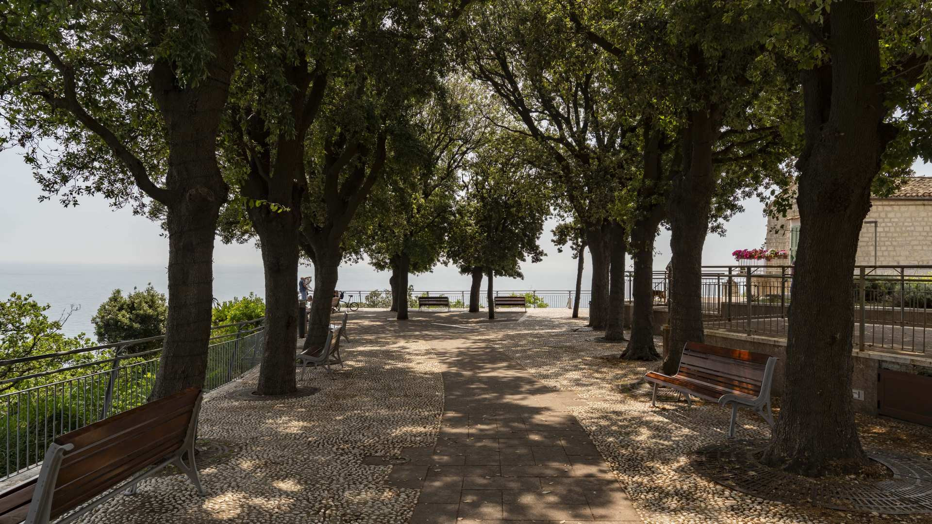 dettaglio della piazzetta e il centro storica a sirolo